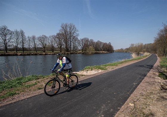 Cyklistům letos na jaře začalo sloužit prvních pět kilometrů cyklostezky z Hradce Králové do Pardubic.