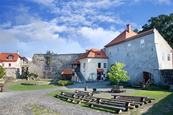 Vodní hrad Lipý zaloil rod Ronovc koncem 13. století. 