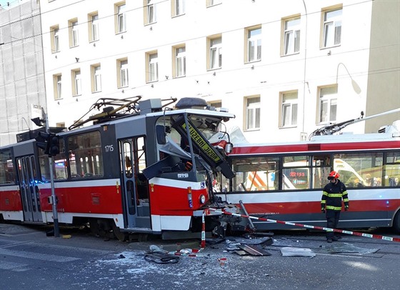 V Brn se srazila tramvaj s trolejbusem, zranných jsou tyi desítky. (4....