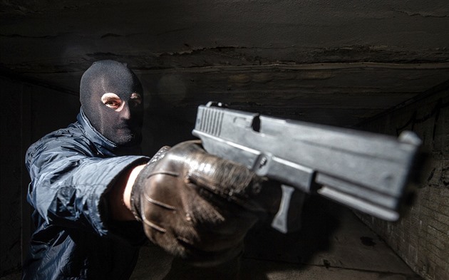 Budu střílet, hrozil lupič v trafice. Policie ho chytila krátce po činu