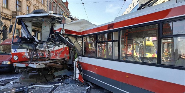 V brnnské ulici Kenová se srazil trolejbus s tramvají, která jela bez...