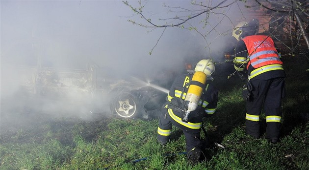 Na Plzeňsku po nárazu do můstku vzplálo auto, řidič v něm uhořel