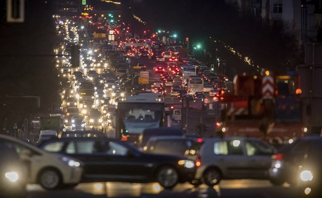 Itálie a Německo hrozí, že zablokují plán zakázat v roce 2035 spalovací auta