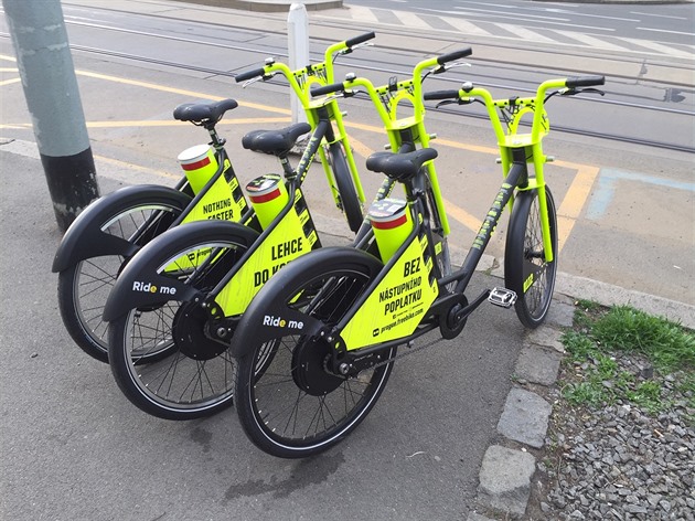 Stanovi�t� kol Freebike poblí� tramvajové zastávky Orionka. (2. 4. 2019)