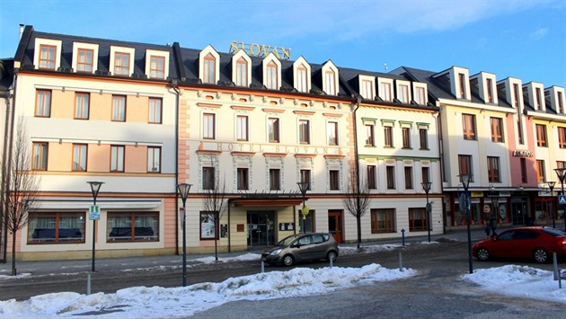 Hotel Slovan s obchodním centrem Alkron v Jeseníku.