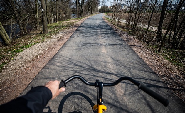Cyklostezka mezi Hradcem a Pardubicemi roste pomaleji než dálnice