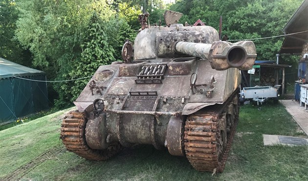 lenové Klubu 16. obrnné divize US Army obnovují americký tank Sherman.