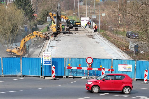 Zaala demolice Doubského mostu pes eku Ohi v Karlových Varech. (3. 4. 2019)