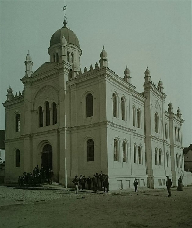 Synagoga byla pomrn vysoká, u kupole mla 26 metr, k zemi s ní ly v roce...