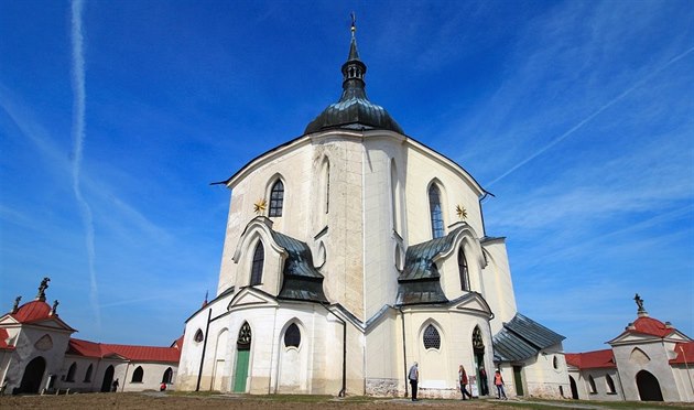 Mení polovina fasády kostela sv. Jana Nepomuckého prola obnovou u loni,...