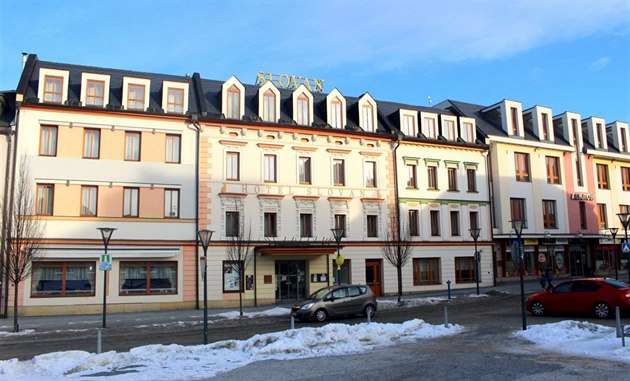 Hotel Slovan s obchodním centrem Alkron v Jeseníku.