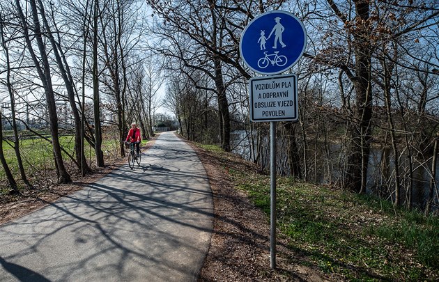 Asfaltku od Hradce Králové do Vysoké vyuívají u tisíce brusla i cyklist...