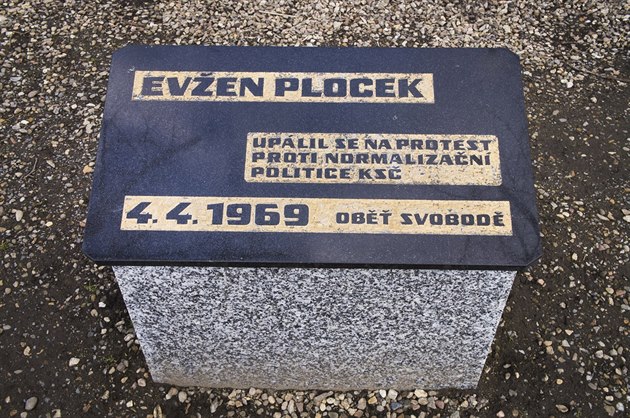Pamtní deska v Jihlav, která pipomíná upálení Evena Plocka na protest proti...