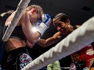 eská boxerka Fabiana Bytyqi (vlevo) a María Soledad Vargasová z Mexika.