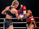 eská boxerka Fabiana Bytyqi (vlevo) a María Soledad Vargasová z Mexika.