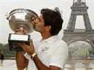 Roger Federer pózuje v Paíi s trofejí pro vítze Roland Garros.