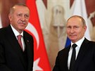 Turecký prezident Recep Tayyip Erdogan se zdraví se svým ruským protjkem...