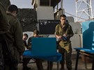 Izraeltí vojáci vybírají poslance nového parlamentu dva dny ped oficiálním...
