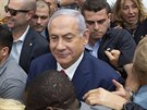 Izraelský premiér Benjamin Netanjahu se prodírá davem v Jeruzalém, den ped...