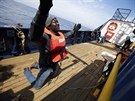 Zachránný mu se modlí na lodi nmecké humanitární organizace Sea-Watch (3. 4....