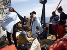 Zachránění migranti na lodi německé humanitární organizace Sea-Watch (3. 4....