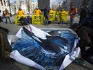 Aktivisté z organizace Greenpeace uspoádali v Moskv demonstraci za proputní...