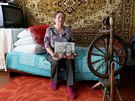 estaedesátiletá Lidia Slepetsová s portréty svých rodi. Jejího otce...