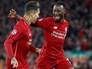 Naby Keita (vpravo) a Roberto Firmino slaví zásah ve tvrtfinálovém zápase Ligy...