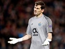 Branká Iker Casillas z Porta rozhazuje rukama bhem tvrtfinálového duelu Ligy...