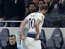 Zranný Harry Kane kulhá do kabiny, utkání proti Manchesteru City pro nj...