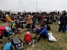 Migranti a uprchlíci, kteří chtějí odcestovat do severní Evropy. Čekají před...
