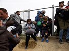 Migranti a uprchlíci, kteí chtjí odcestovat do severní Evropy. ekají ped...