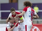 Fotbalisté Slavie oslavují vstelený gól.