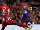 Lionel Messi, hvzda Barcelona, se snaí v utkání proti Atlétiku Madrid...