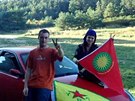 Miroslav Farkas a Markéta Velichová pózují se symboly kurdské organizace YPG....