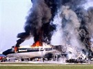 Letoun Boeing 707 spolenosti BOAC imatrikulace G-ARWE v plamenech na letiti...