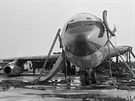 Pohled na kokpit, patrný je splasklý skluz. Boeing 707 spolenosti BOAC...