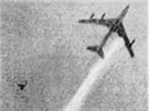 Fotografie odpadávajícího motoru z letounu Boeing 707 spolenosti BOAC letu BA...