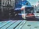 Snmek z autokamery zachycujc srku tramvaje s trolejbusem v centru Brna