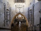 Vstup do podzemního podlaí Kostela Vech svatých v Sedlci, kde se nachází...