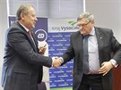 Gener�ln� �editel �esk�ch drah Miroslav Kupec (vlevo) a hejtman Kraje Vyso�ina...