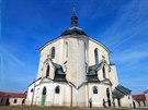 Menší polovina fasády kostela sv. Jana Nepomuckého prošla obnovou už loni,...