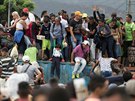 Tisíce lidí se snaily dostat z Venezuely pes steenou hranici do Kolumbie....