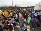 Tisíce lidí se snaily dostat z Venezuely pes steenou hranici do Kolumbie....