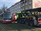 Tramvaji v Podbab� upadlo kolo.