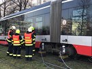 Tramvaji v Podbab� upadlo kolo.