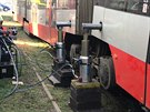 Tramvaji v Podbab� upadlo kolo.