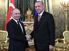 Turecký prezident Recep Tayyip Erdogan se svým ruským protjkem Vladimirem...