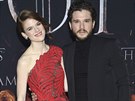 Rose Leslie a Kit Harington na premiée závrené ady seriálu Hra o trny...