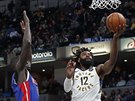 Tyreke Evans (12) z Indiany zakonuje proti Detroitu, s blokem vak letí Thon...